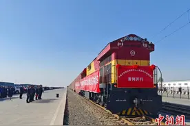 新疆开行首趟中亚国际联运商品车图定班列图片