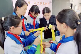 赤蓝桥小学：自制花束祭英烈  传承精神铸初心图片