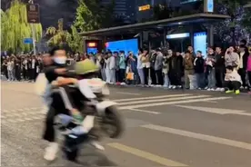 “鬼火少年”深夜在红色教育基地前飙车放烟花！警方现场抓捕：你们这是糟蹋青春啊！图片