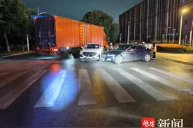 嫌货车速度太慢，小轿车逆行超车发生碰撞承担全责图片