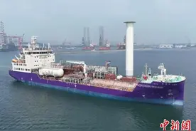 全球首制7500立方米液态二氧化碳运输船在大连完成柴油试航任务图片
