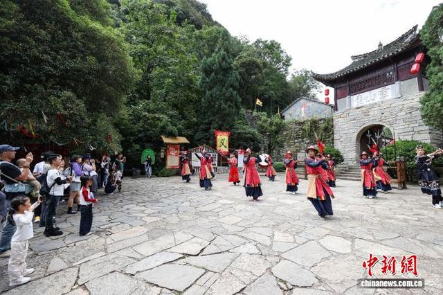 贵州安顺：民众走进云山屯感受六百年大明遗韵