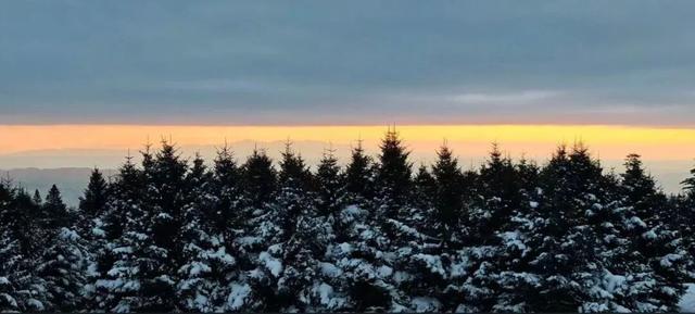 雪岭暮色，一场粉蓝交织的天际幻梦