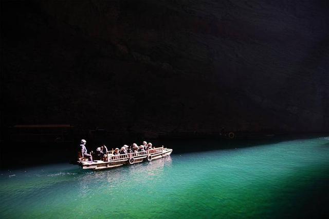 鹤峰屏山：“船浮空中”醉游人
