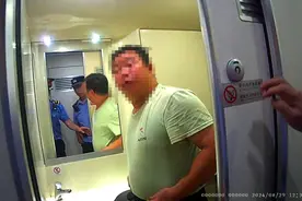 一名旅客在动车列车卫生间吸烟 被行政罚款500元图片