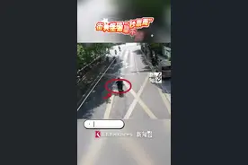 上海下起“钞票雨”！满地百元大钞，多人埋头捡拾图片