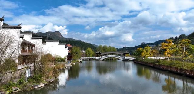 西冲玉带景区:徽派建筑与斑斓秋色的诗意交响