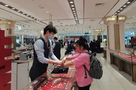 “疯狂”的黄金：多品牌金饰涨破900元/克，有买家急变现图片