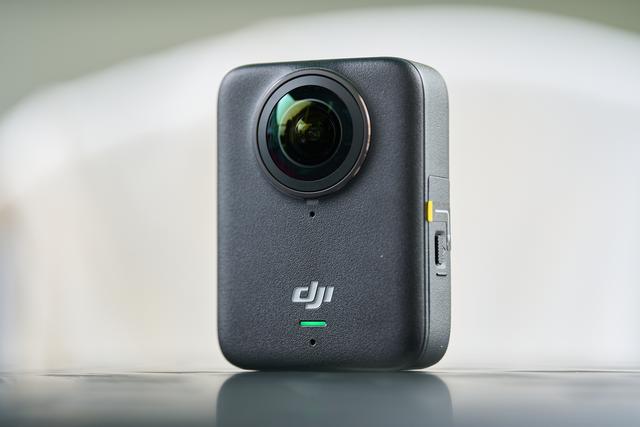 户外影像的2025年：性能内卷退潮，无感体验爆发，大疆影石双雄争霸