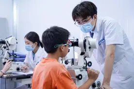 长期侧躺看手机，12岁女孩左眼近视1525度图片