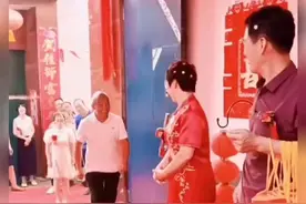 喜公公喜婆婆门口迎接宾客，一个跳着行礼 ，一个发围裙，网友：挺有意思  热闹又不低俗图片