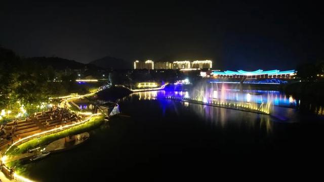 修水县：戏水消暑、夜游打卡……鹿鸣谷一日客流量破2万