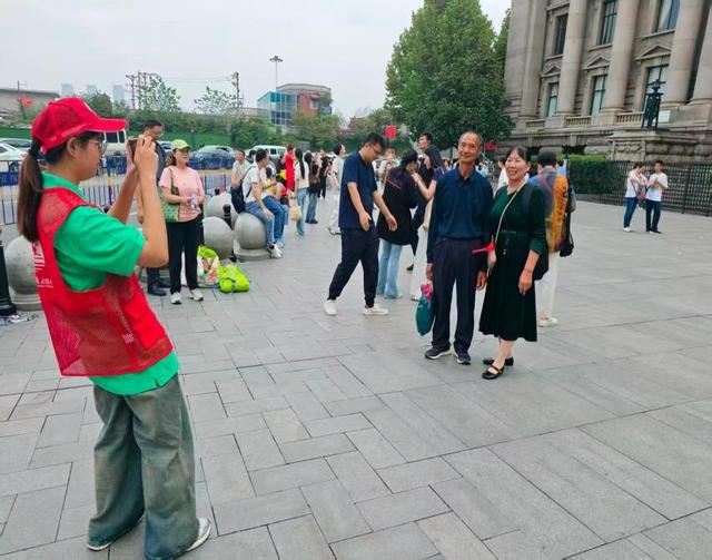 国庆节“志愿红”暖透江城，武汉文旅志愿者绘就文明出游好风景