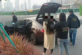 22岁女子假聘餐饮店员拿澳门蓝卡，给赌客非法换钱！被拘捕图片