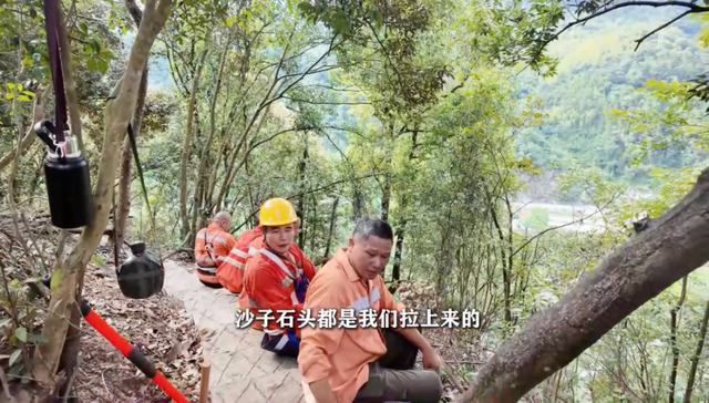 高温下的坚守——铁路线上的“攀岩者”