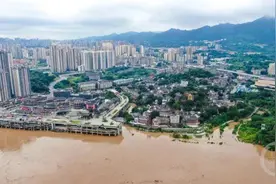 嘉陵江二轮洪峰正过境磁器口，涉及外摆摊位已提前撤离图片
