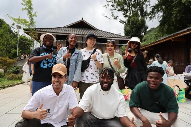 留学生走进金佛山绿水青山 亲身感受美丽中国故事