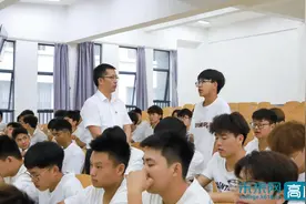 云南水利水电职业学院校长深入课堂为学生讲授思政课图片