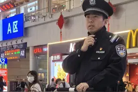 他们的春节≠团圆=忙碌 从早到晚守护旅客回家路图片