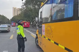 直击开学首日广州校园周边路况：交警整治非机动车乱停放等图片