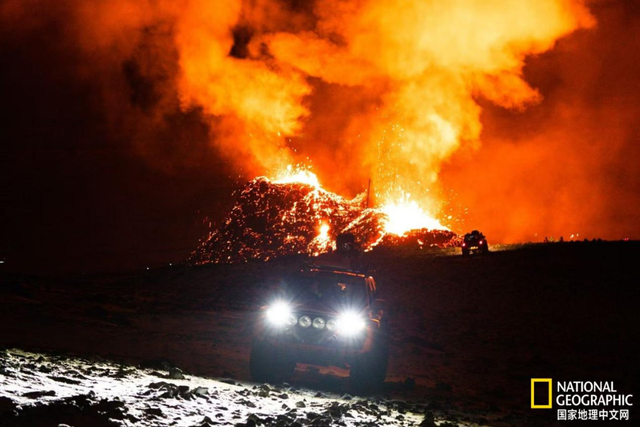 火山爆发24小时后，航班售罄，他们冒着生命危险要和岩浆合影