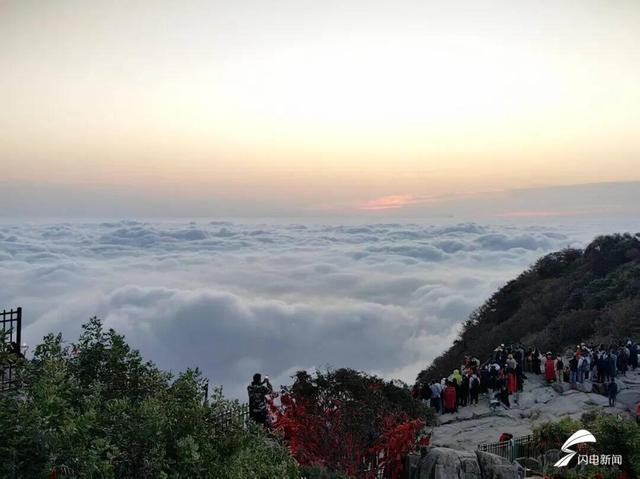 在秋日岱顶 邂逅一场金色的梦幻日出