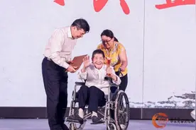 拾荒助学老人王坤森获评中华慈孝人物，“生命不息行善不止”图片