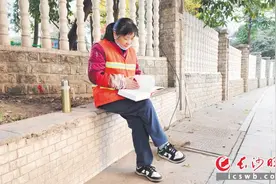 53岁环卫大姐的“诗和远方”图片