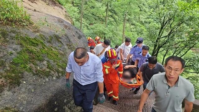 一男子登山不慎坠崖受伤，众人齐心救援！