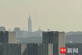 南京禄口拍到河西高楼、句容拍到紫峰大厦   “水晶天”频现，网友晒超远距离“同框照”图片