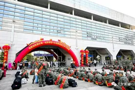 出发！宁德市410名新兵奔赴军营图片