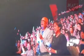 周深演唱会现场，被外国大叔表白“我爱你”图片