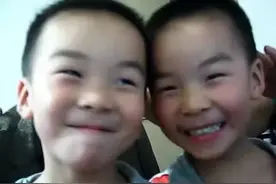 太像了！双胞胎兄弟携手上湖大图片