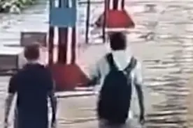 印度一对父子牵手卧轨身亡，火车司机曾试图刹车……为时已晚图片