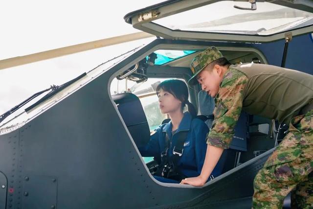 备受关注的00后陆军女飞行员	，结婚了！