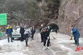 张家界武陵源景区环保客运人铲雪融冰保畅通图片