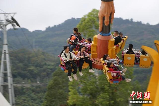 初冬时节三峡库区沿江小镇美景引游客