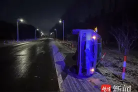 雪天路滑车速过快，小轿车“漂移”冲出马路侧翻图片