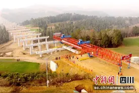 京昆高速广绵段扩容工程开始架梁图片