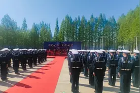 铭记功勋耀山河 英雄归营续荣光图片