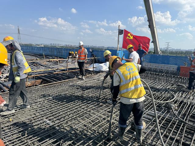 平漯周高铁首座涉铁连续梁0号块浇筑完成