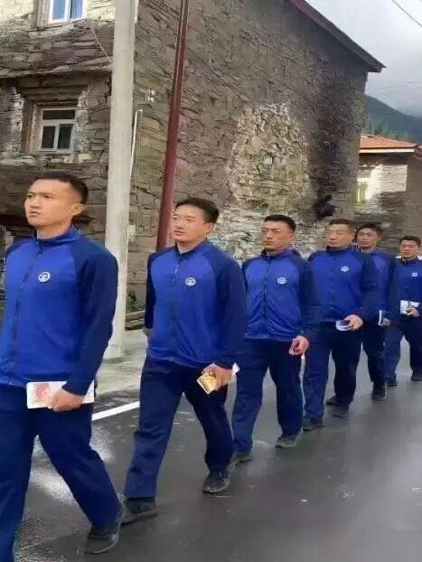 您的诗与远方，他们都始终在场——致敬国庆里的阿坝守护色