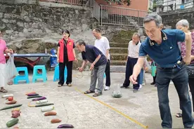 邓井关街道：端午赠香囊 情暖老人心图片