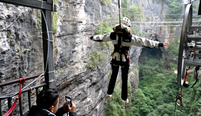 开阳县猴耳天坑旅游火爆出圈