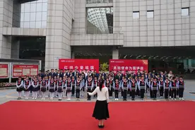 自豪！遨游太空的五星红旗开启在川首站传递图片