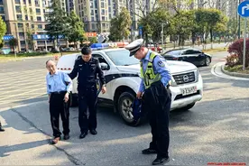 86岁老人清早出门不见回家，交警3小时搜救寻回图片