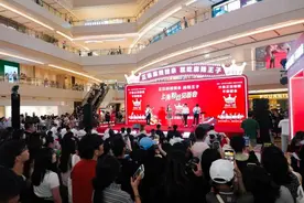 JackeyLove解锁新身份，现场“拜师”学做辣条图片