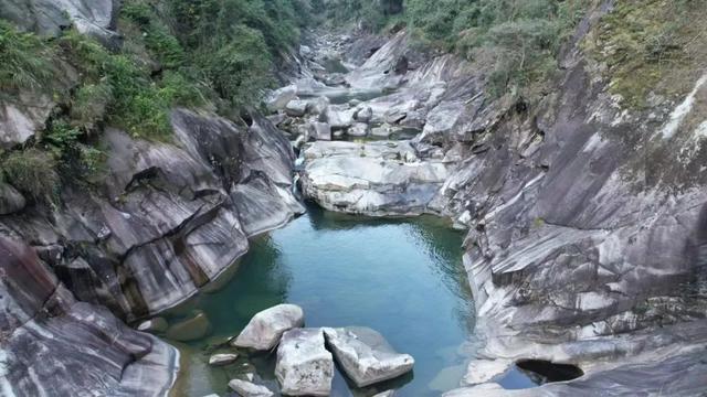 城市太热?快跳进融水的“果冻水”清凉一下 | “宝藏凉县”避暑攻略③