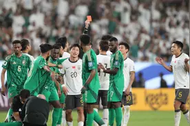 林良铭“染红” 10人国足世预赛客场0:1沙特队图片