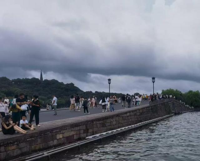 暑假接近尾声机票跳水 错峰游受青睐｜夏日经济青观察